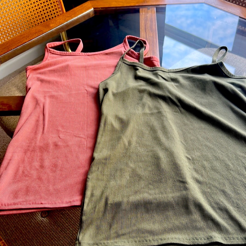 Fall colored camis in great condition